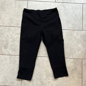 MNY black capri leggings sz lg from Dillards.